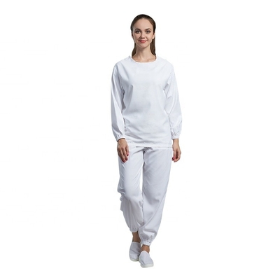 La ropa estática anti quirúrgica del hospital usada de largo envuelve el vestido blanco del algodón