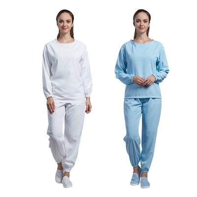 La ropa estática anti quirúrgica del hospital usada de largo envuelve el vestido blanco del algodón